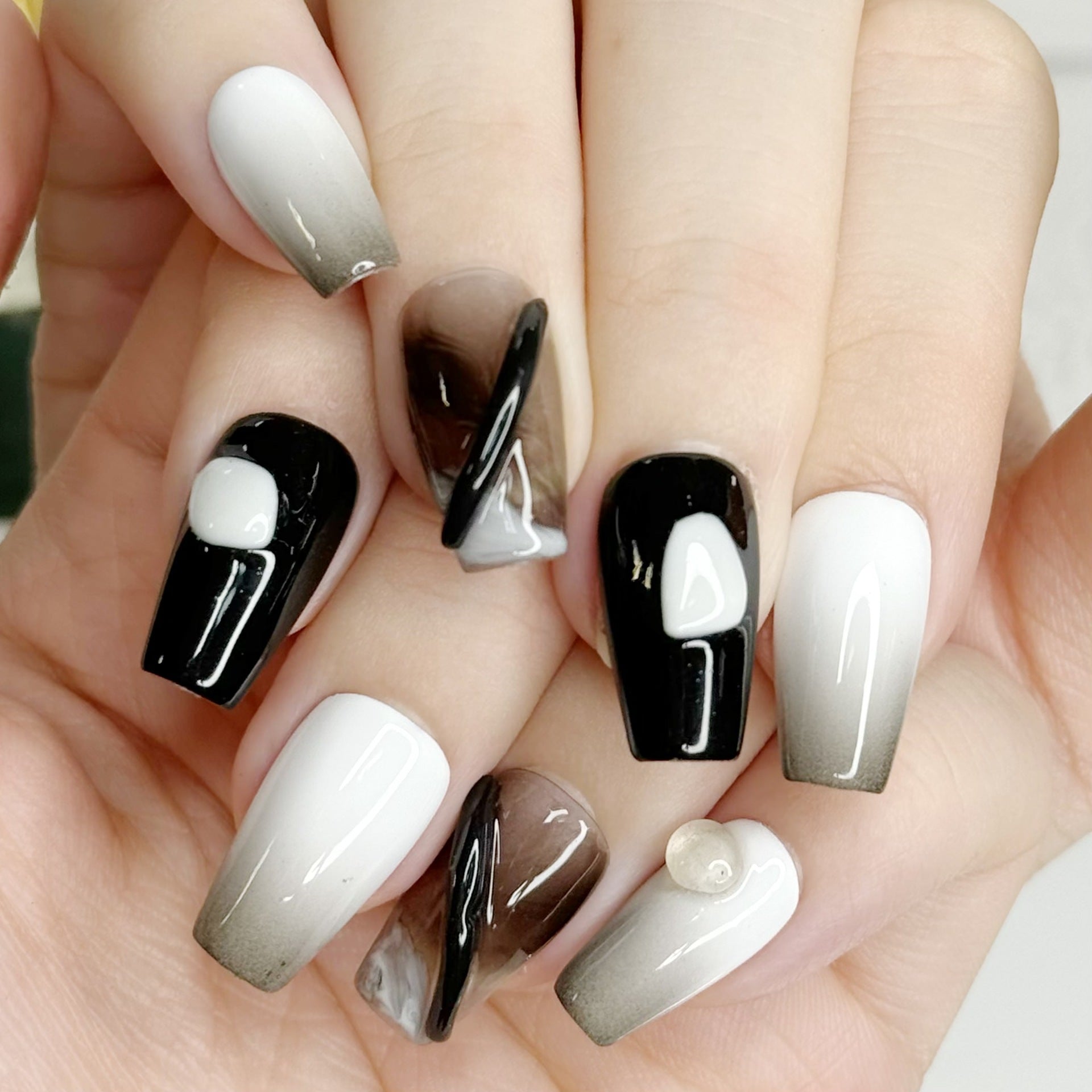 Women'S Black and White Blooming T-Shaped Manicure