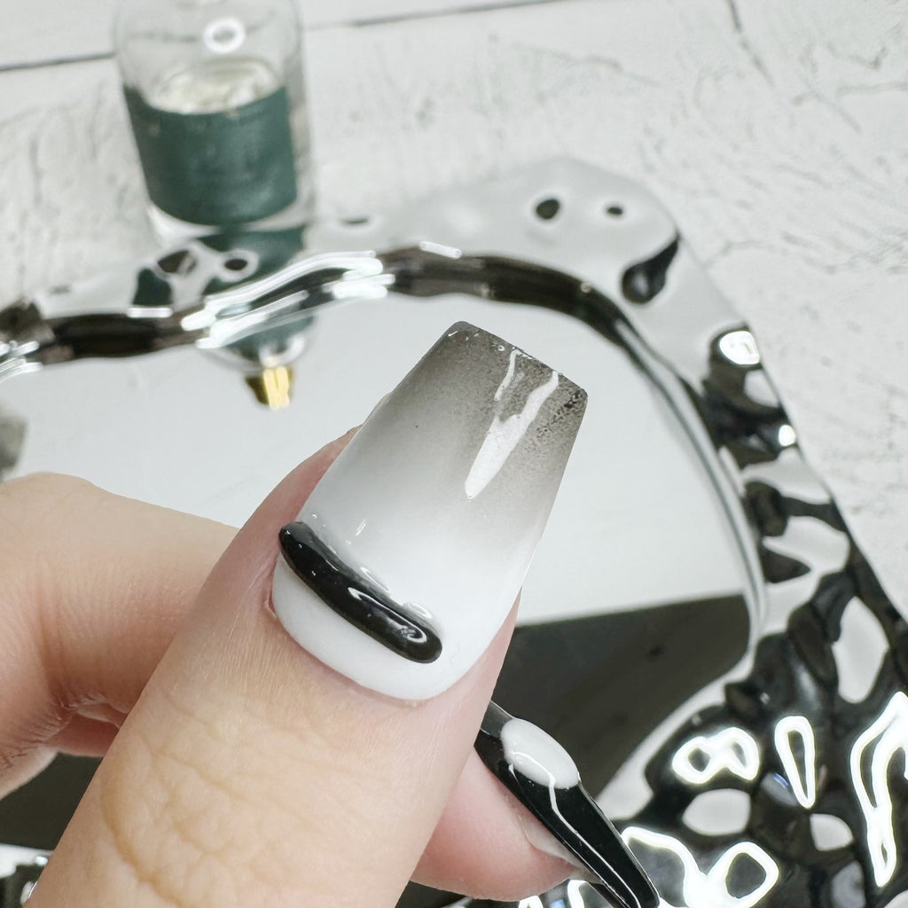 Women'S Black and White Blooming T-Shaped Manicure
