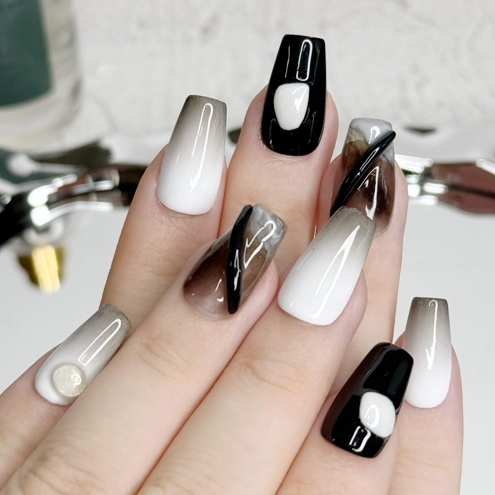 Women'S Black and White Blooming T-Shaped Manicure